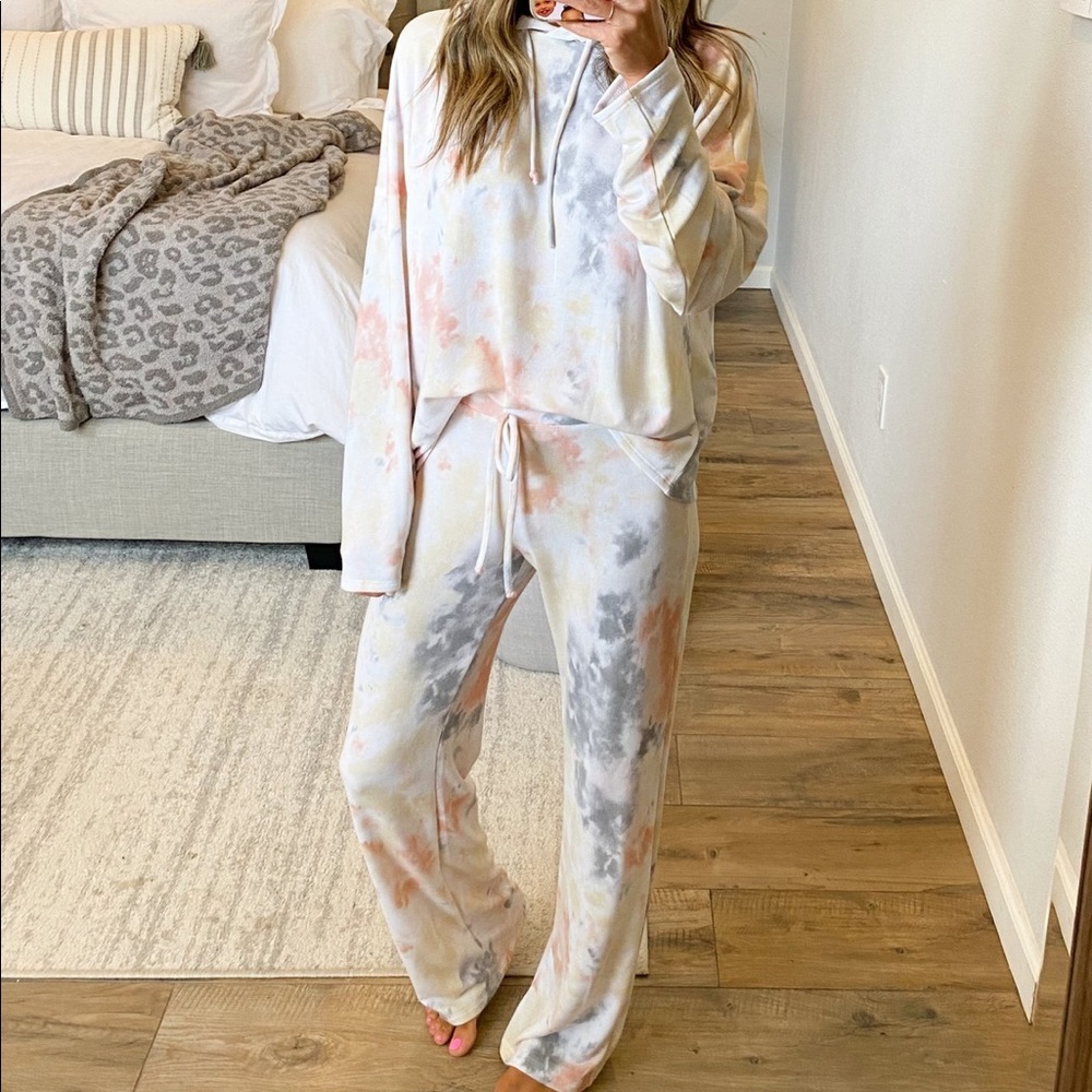 Shop Talulah Social Tie-dye lounge set